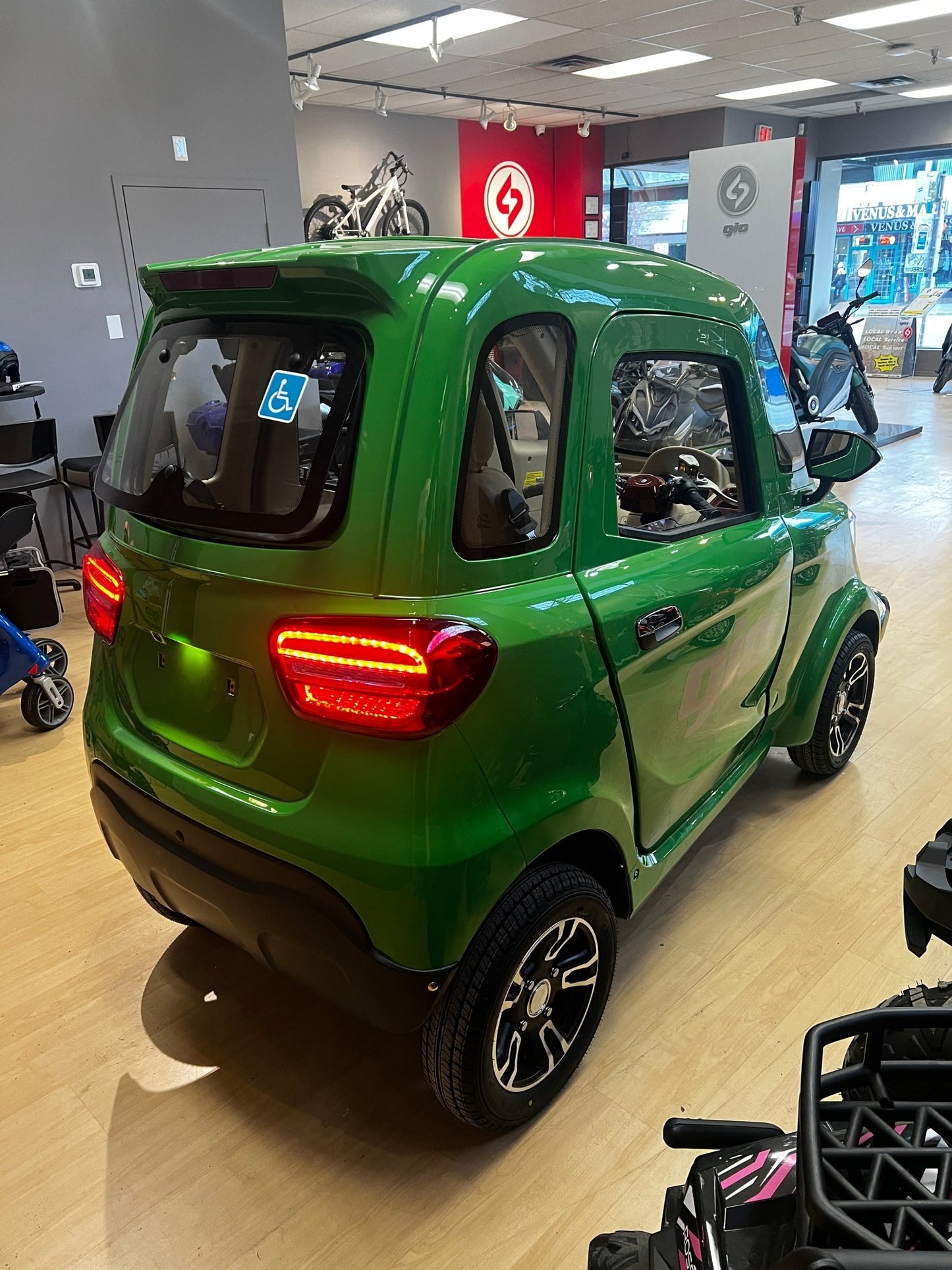 !NEW! GIO - Golf Premium Enclosed Mobility Scooter